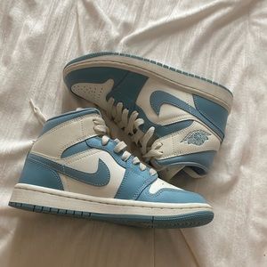 Wmns Air Jordan 1 Mid University Blue